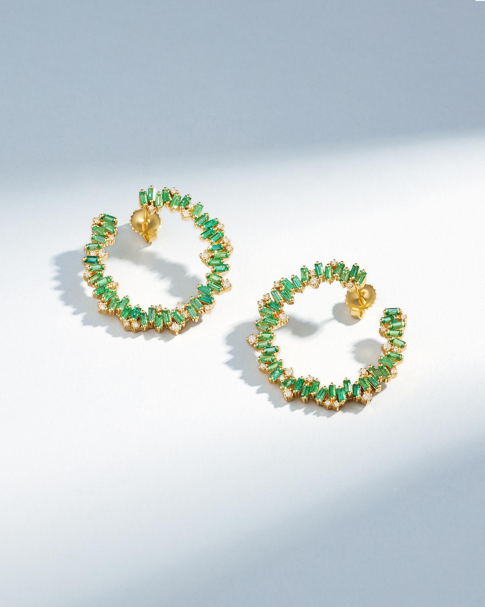 Suzanne Kalan Bold Burst Emerald Sideways Midi Hoops in 18k yellow gold