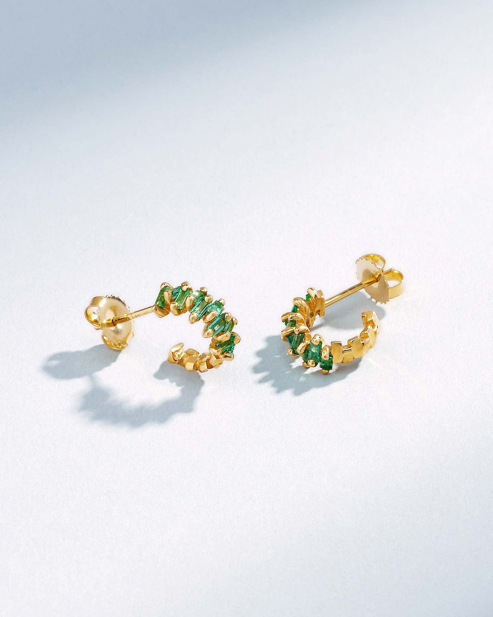 Suzanne Kalan Bold ZigZag Emerald Mini Hoops in 18k yellow gold
