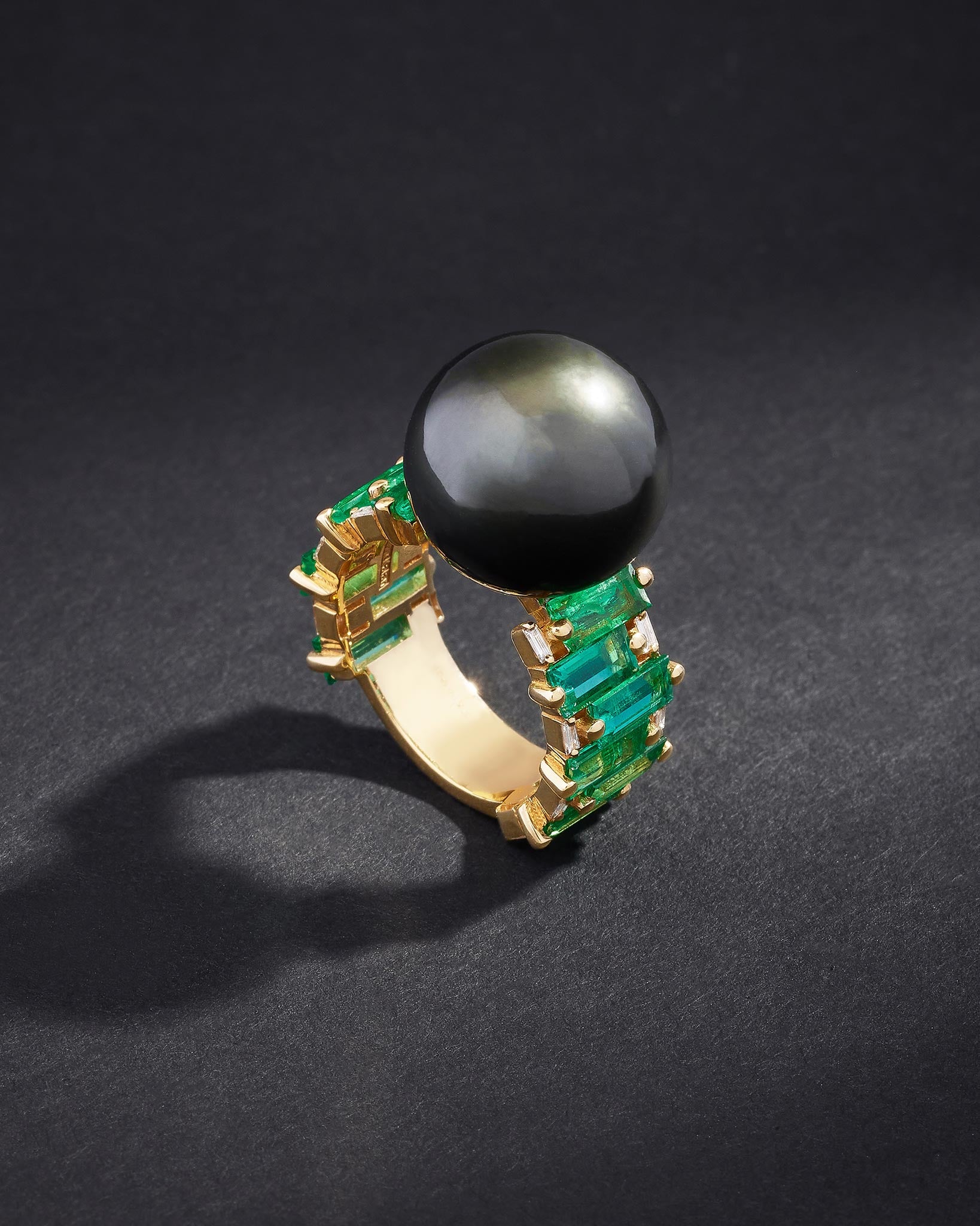 Suzanne Kalan One of a Kind Dark Grey Pearl Ring with Emeralds Baguettes in 18k yellow gold