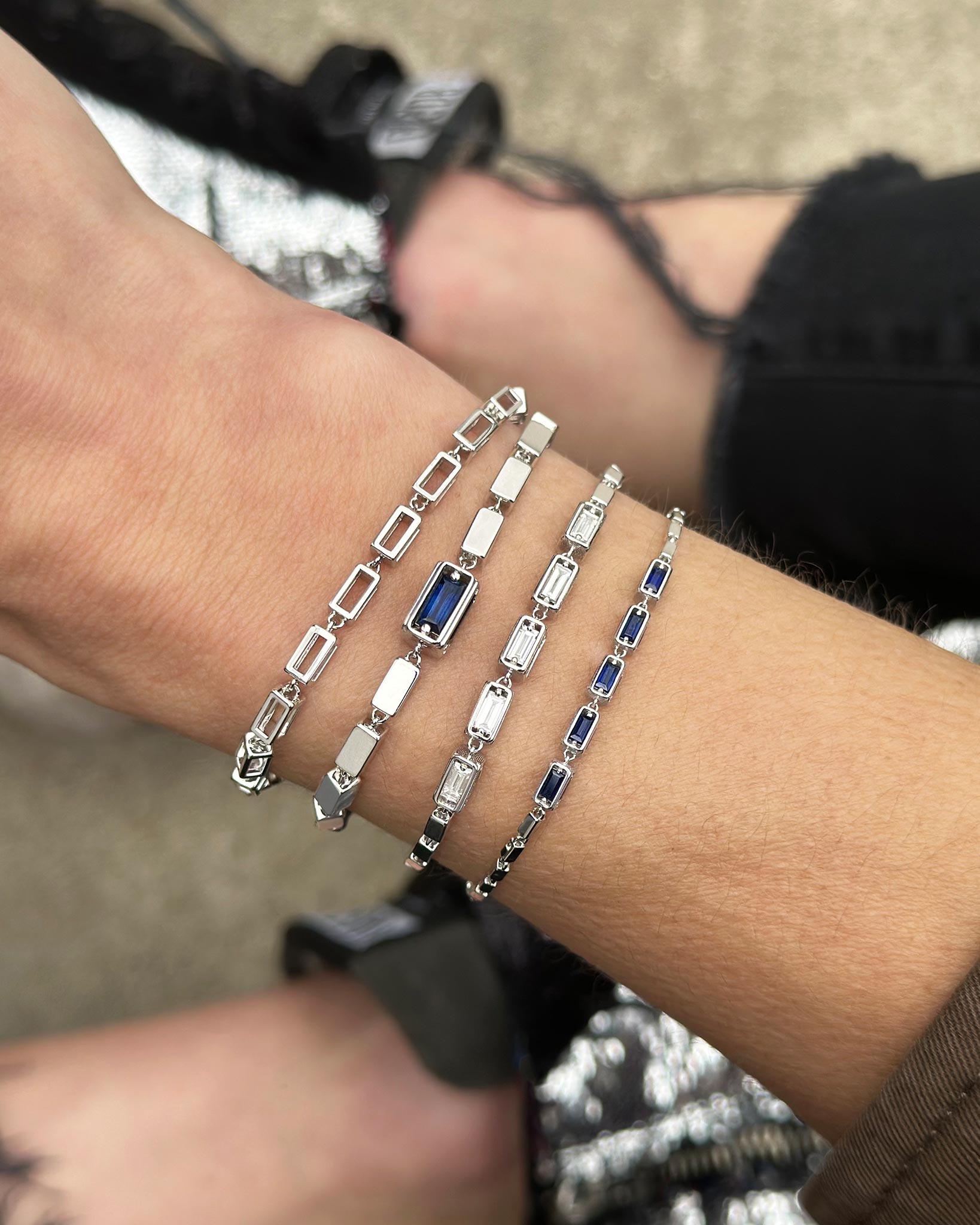 Suzanne Kalan Block-Chain Single Dark Blue Sapphire Thick Bracelet in 18k white gold