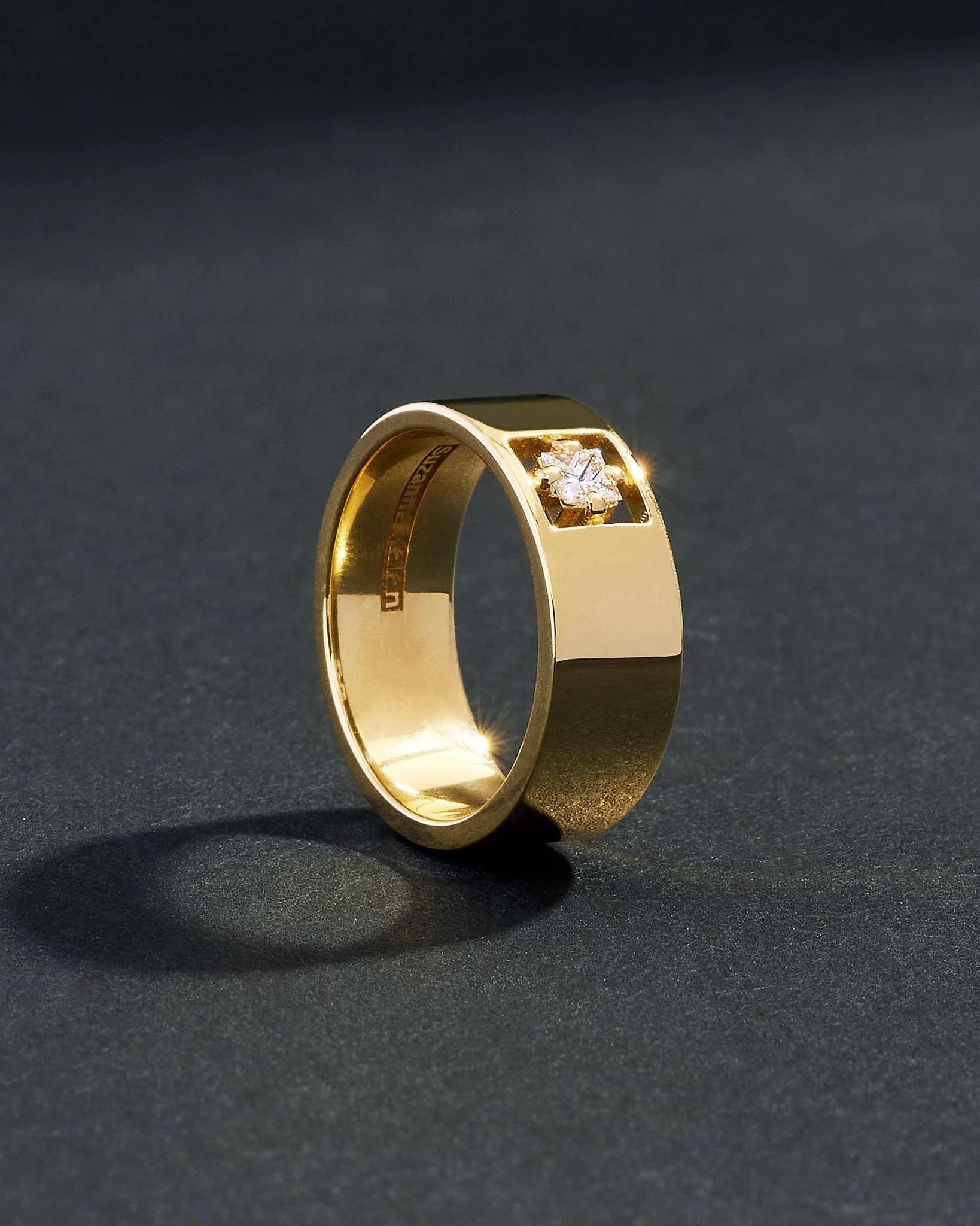 Inlay Single Princess-Cut Diamond Band