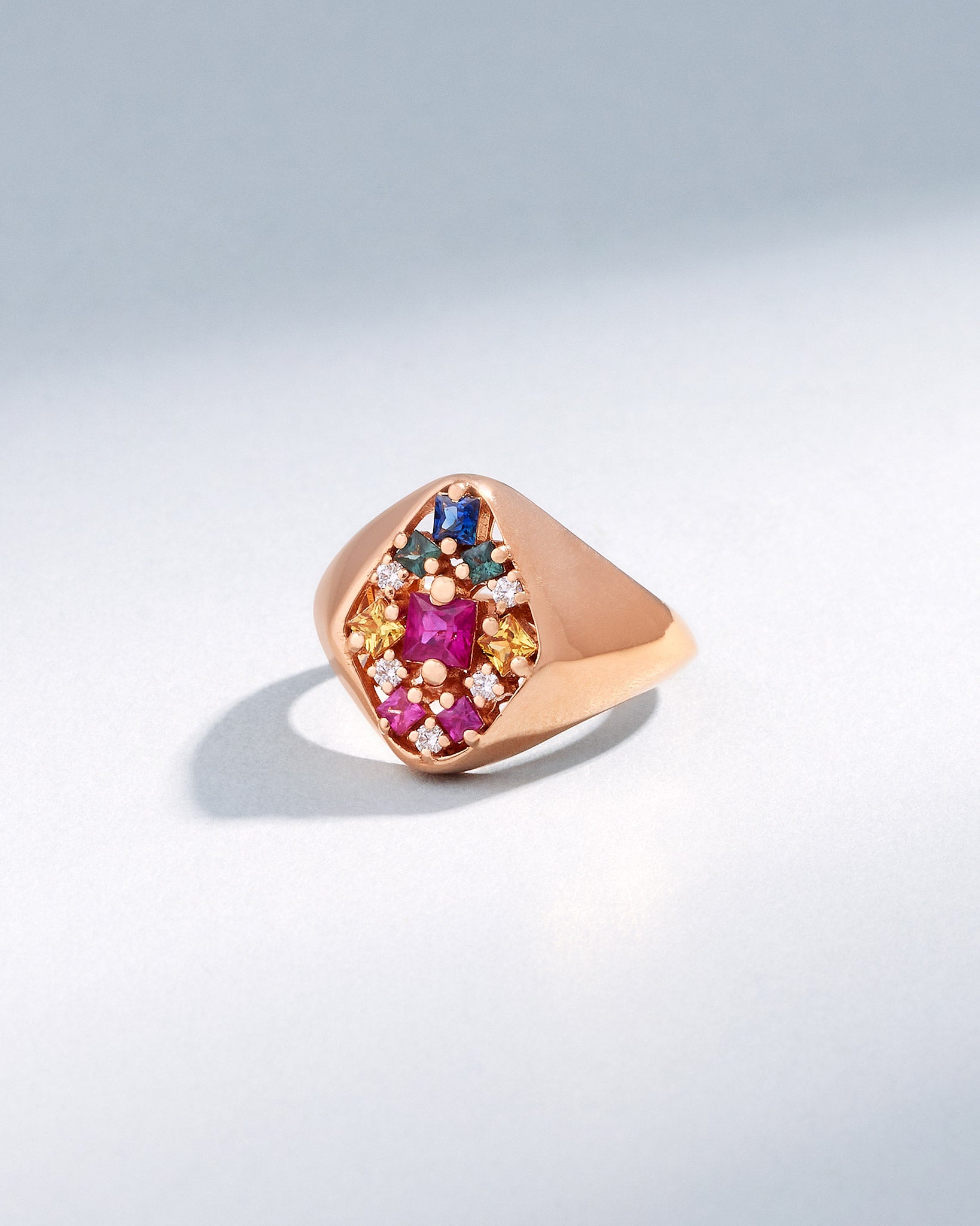 Suzanne Kalan La Fantaisie Star Rainbow Sapphire Signet Ring in 18k rose gold