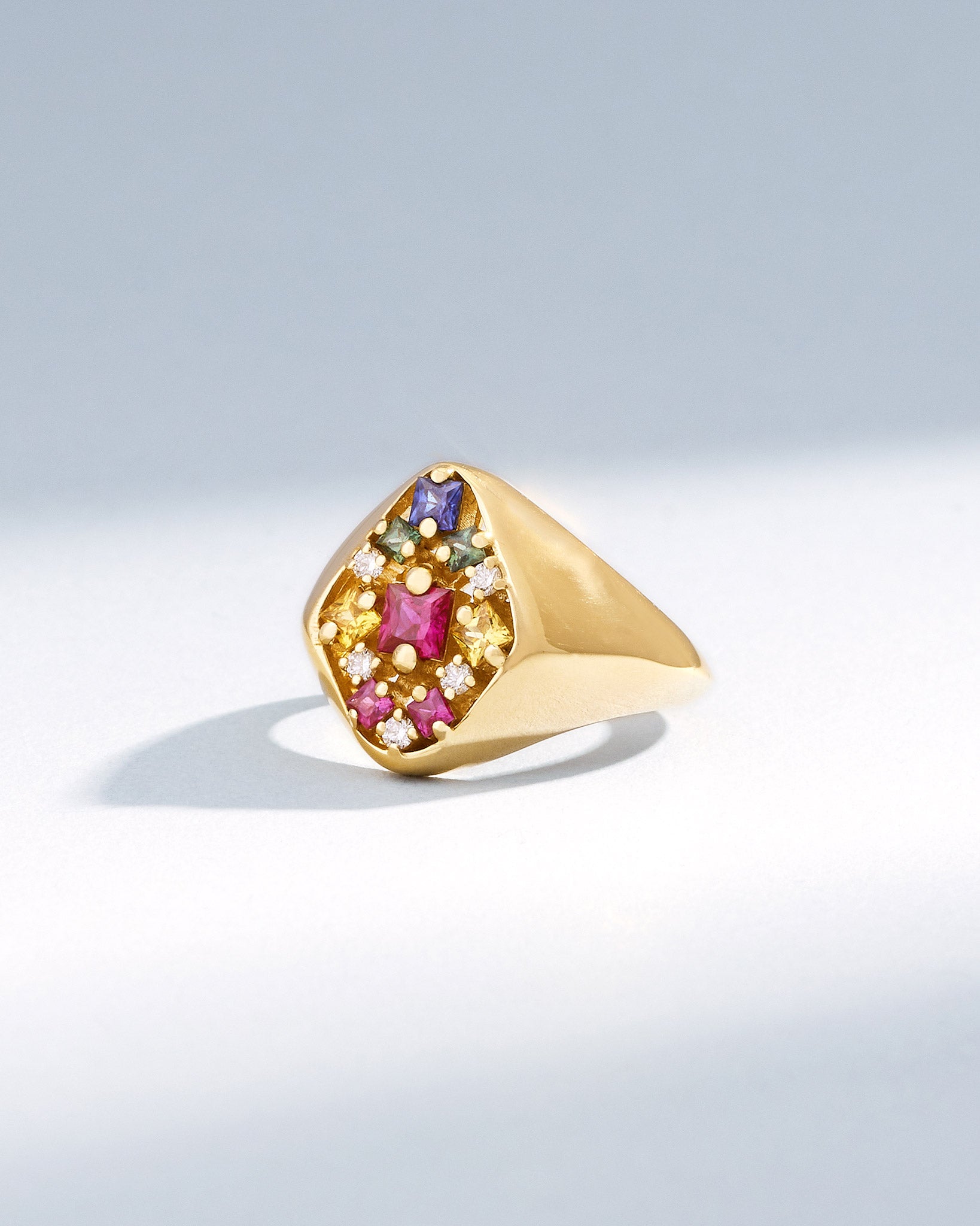 Suzanne Kalan La Fantaisie Star Rainbow Sapphire Signet Ring in 18k yellow gold