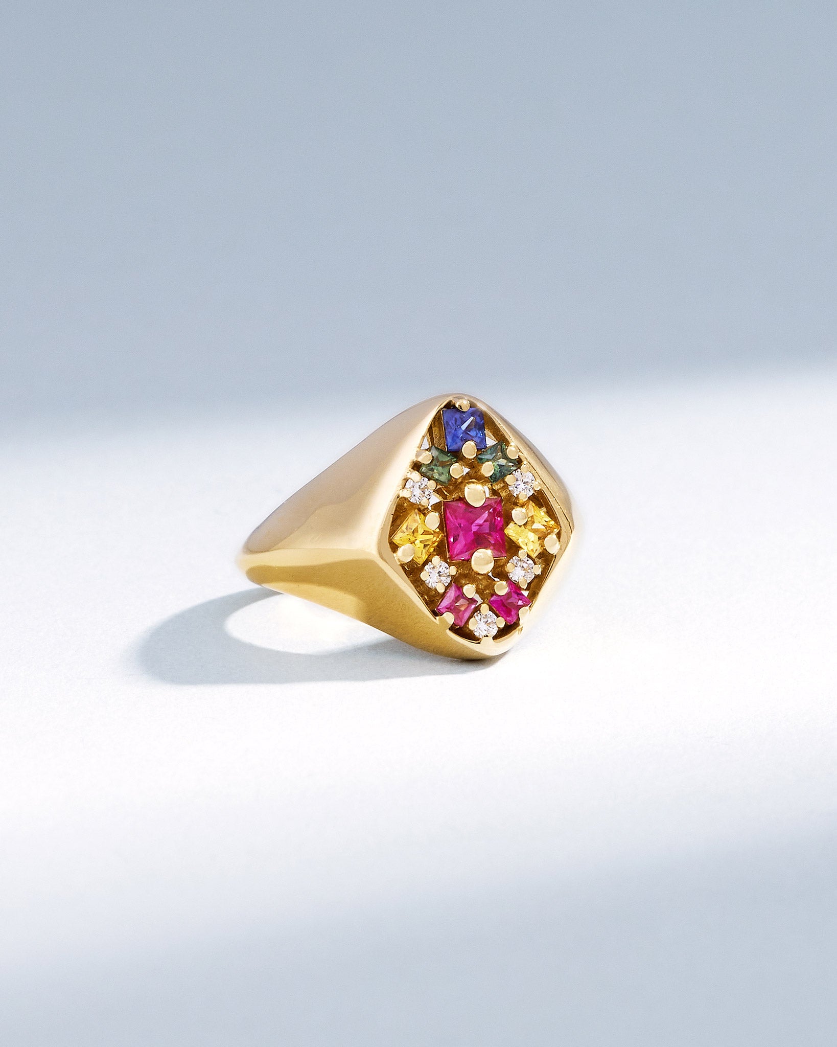 Suzanne Kalan La Fantaisie Star Rainbow Sapphire Signet Ring in 18k yellow gold