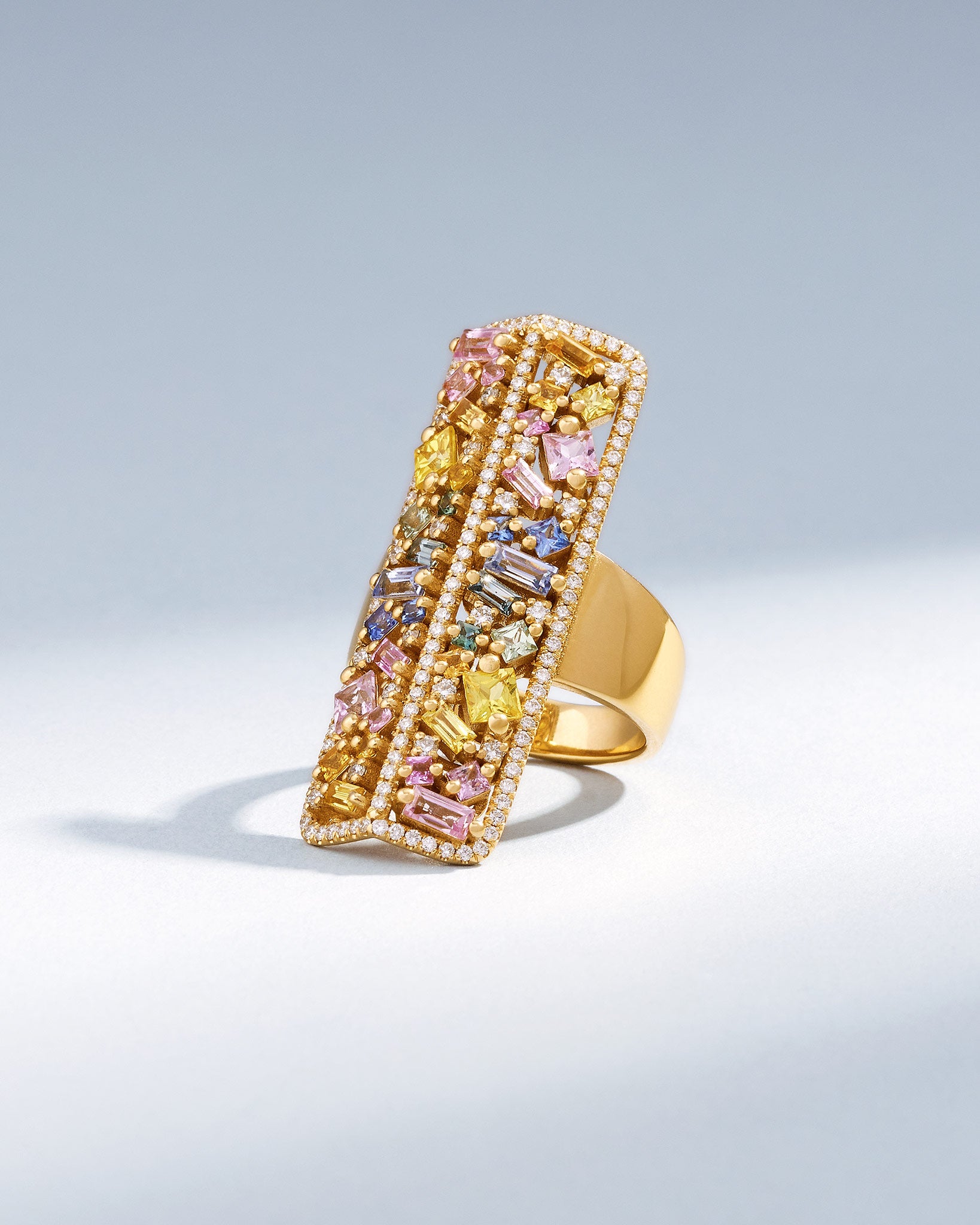 Suzanne Kalan La Fantaisie Sunbeam Pastel Sapphire Ring in 18k yellow gold 