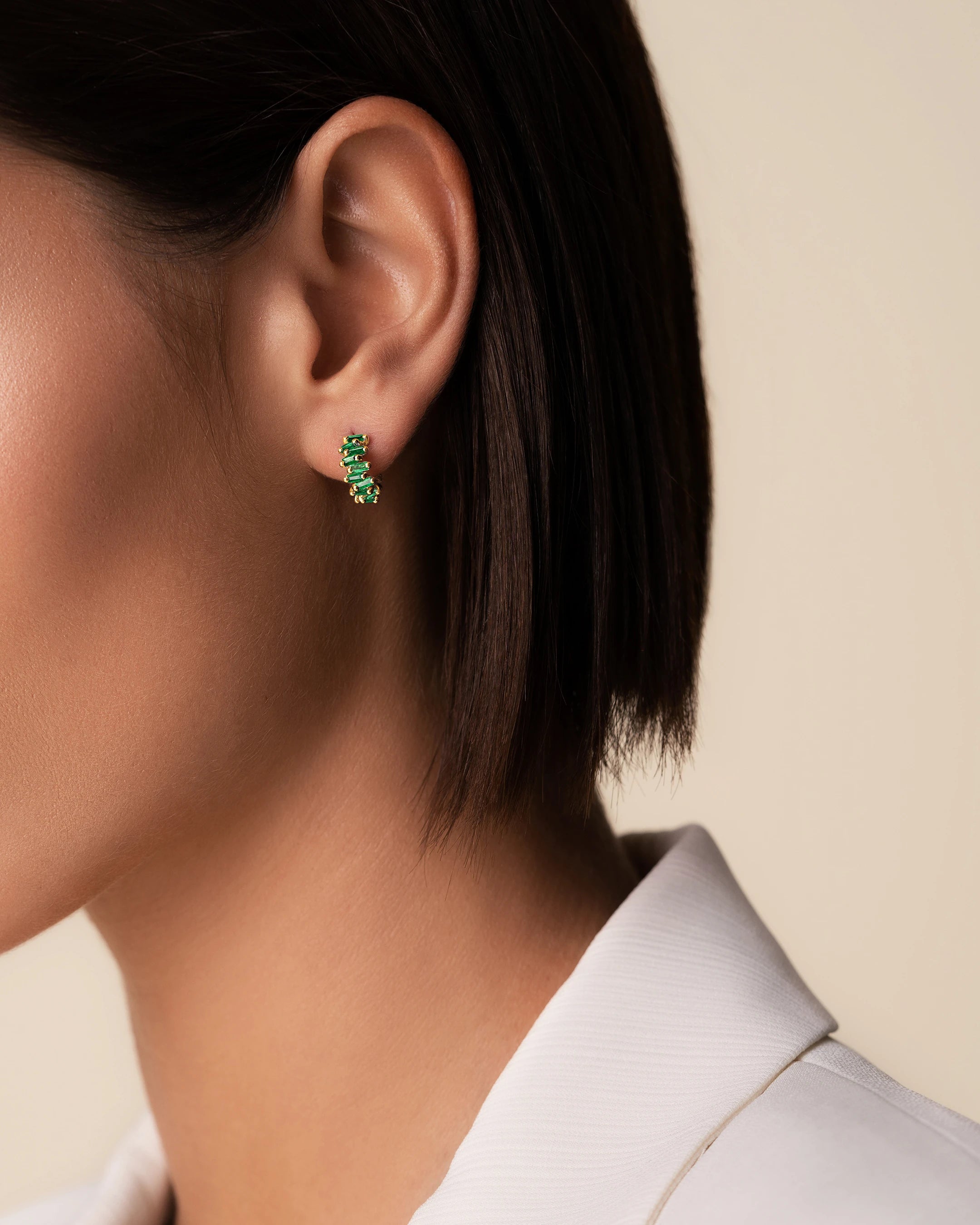 Suzanne Kalan Bold ZigZag Emerald Mini Hoops in 18k yellow gold